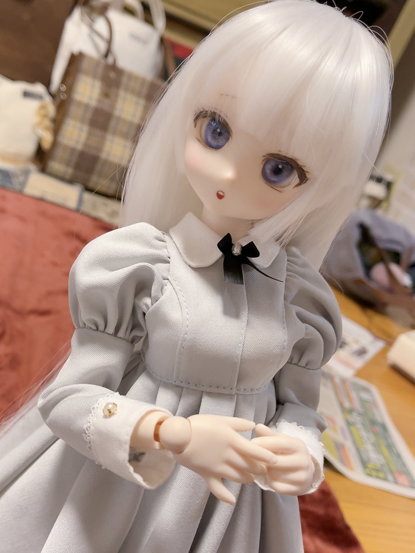 メイド服のエプロンを外したドール