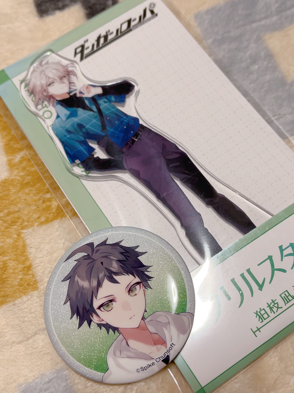 狛枝アクスタと日向缶バッジ